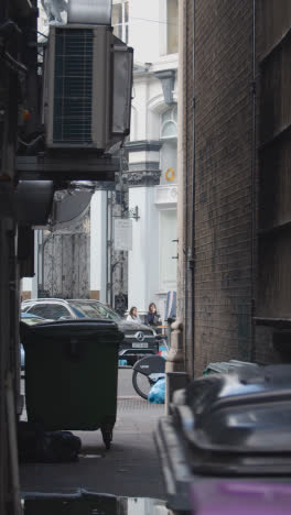 Vertikales-Video-Typischer-Londoner-Seitenstraßen-Mit-Gassen